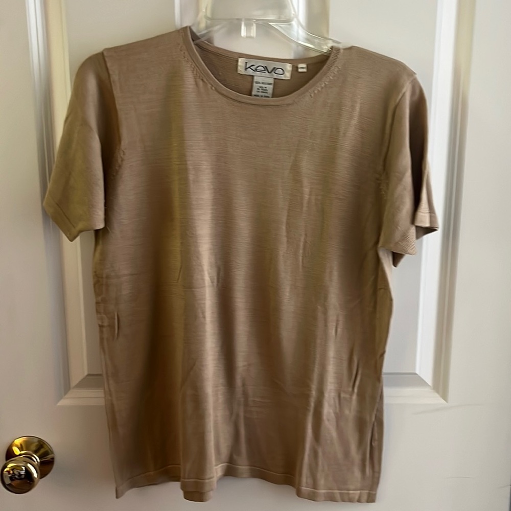 Women’s Kevo Silk Short Sleeve Jewel Neckline Silk Knit top. Medium